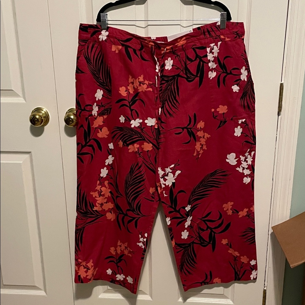 Liz Claiborne Red Floral Cropped Pants